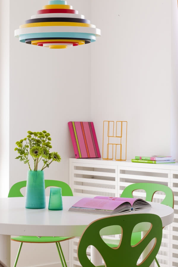 Jasna i przytulna jadalnia.