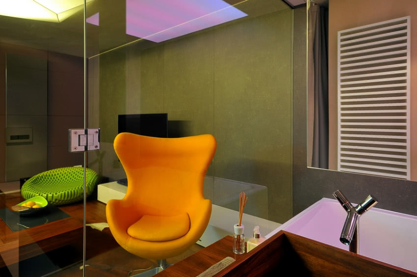 Widok z... łazienki. Na pierwszym planie fotel...