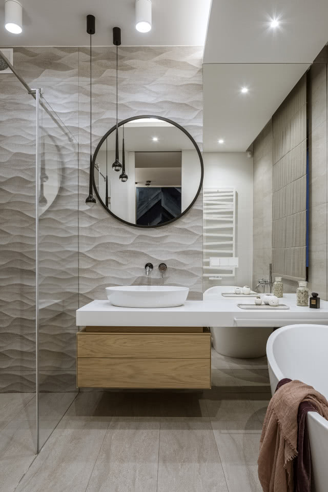 Łazienka z okrągłym lustrem