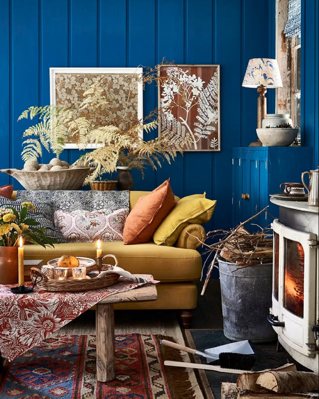 salon z kanapą na tle granatowej ściany