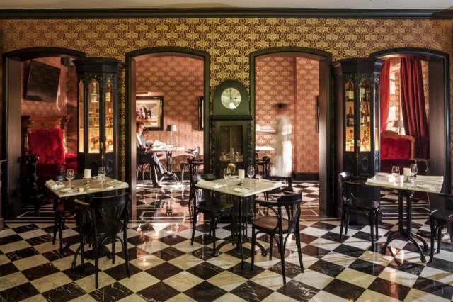 restauracja z podłogą w szachownicę