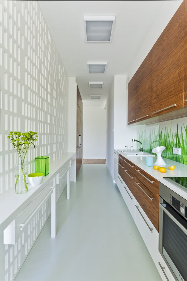 Kuchnia oddzielona od salonu ażurową ścianką.