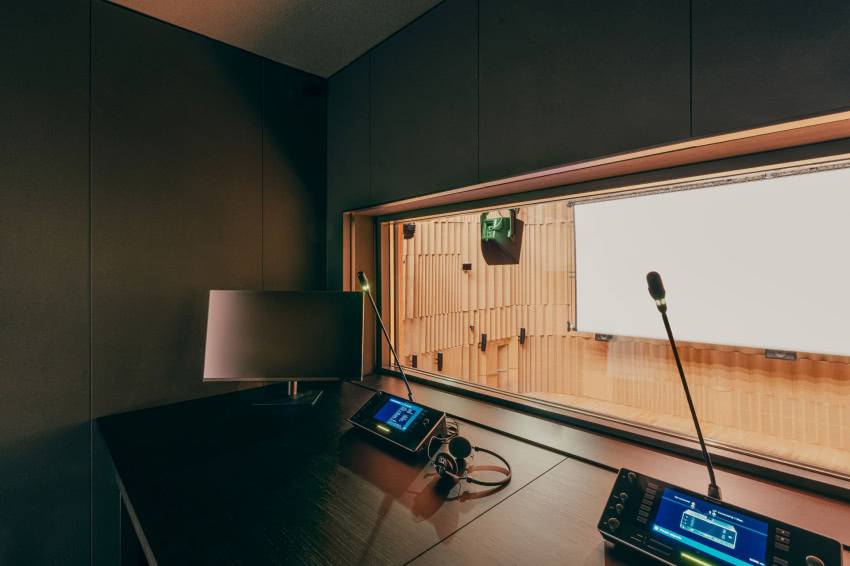 Kabina tłumaczy - sufit akustyczny Rockfon Mono...