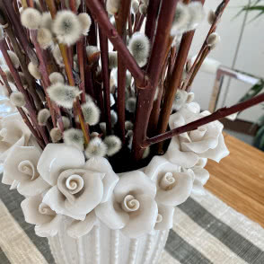 Wielkanocne inspiracje na ZŁOTEJ 44, bazie, owalny stół drewniany, jajka, talerze, serwetka w paski biało szare, sztućce