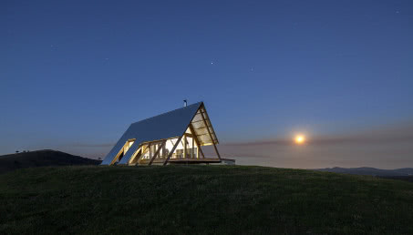 Ten dom stoi samotnie na wzgórzu. Przypomina namiot!