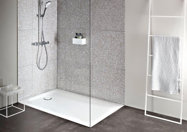 Brodzik KOŁO Nemea wykonany jest z akrylu. Jego powierzchnia jest lekka, a jednocześnie wytrzymała w codziennym użytkowaniu. Odpowiednia twardość powoduje, że jest odporny na zarysowania.  www.kolo.com.pl