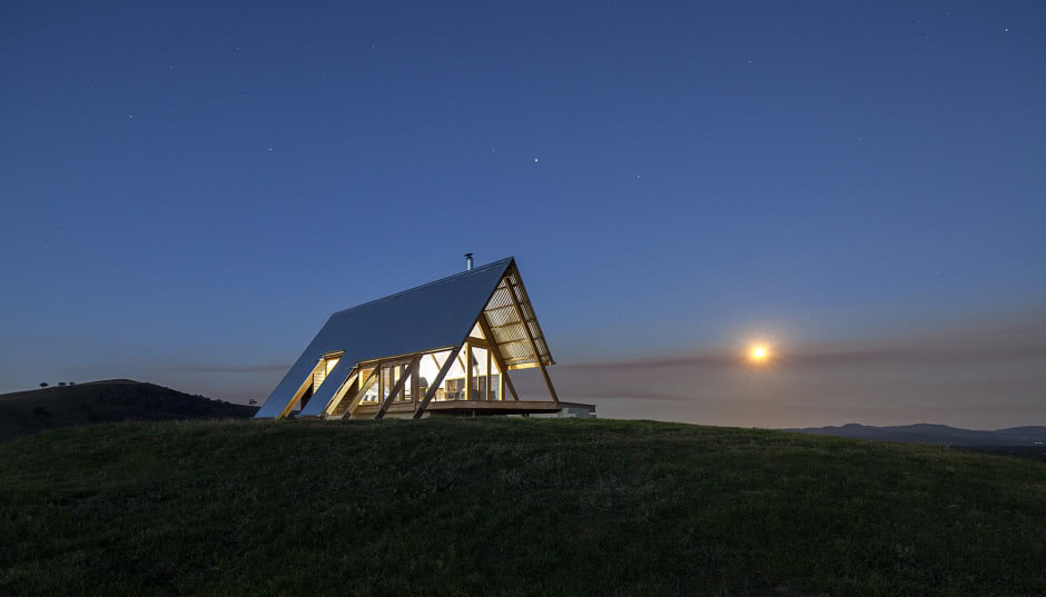 Ten dom stoi samotnie na wzgórzu. Przypomina namiot!