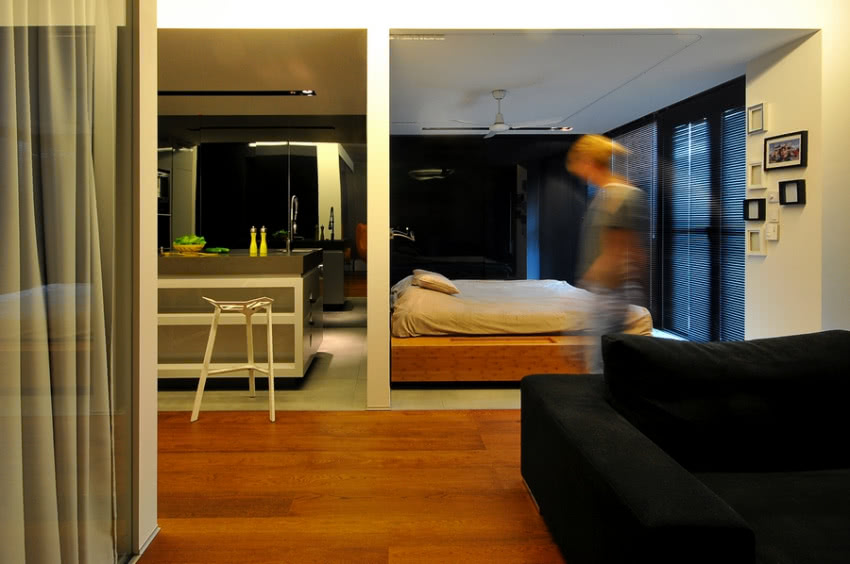 Za ścianą kuchni znajduje się sypialnia. 