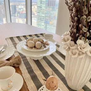 Wielkanocne inspiracje na ZŁOTEJ 44, bazie, owalny stół drewniany, jajka, talerze, serwetka w paski biało szare, sztućce