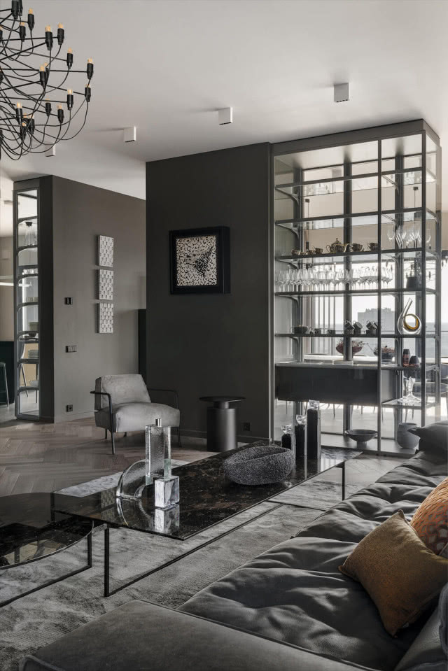 szklana ścianka między salonem a jadalnią