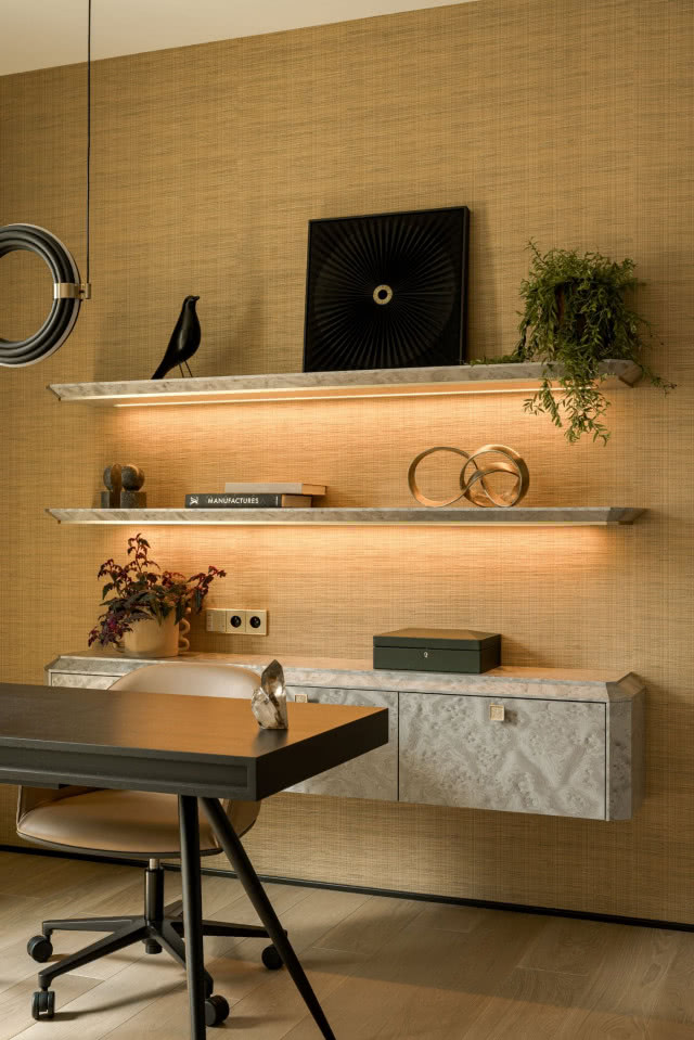 półki podświetlane w pokoju