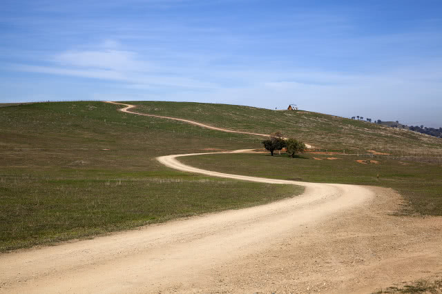 dom na wzgórzu z oddali