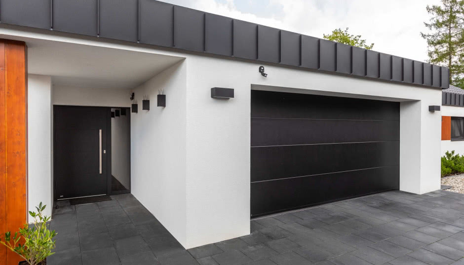 Drzwi zewnętrzne, drzwi harmonijkowe i bramy garażowe: spójny front domu