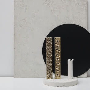 materiały naturalne we wnętrzu - mosiądz i kamień