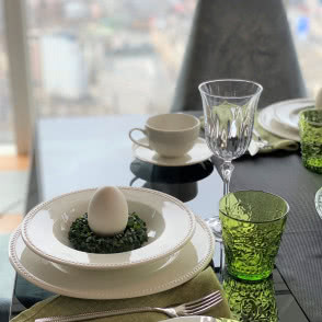 Wielkanocne inspiracje na ZŁOTEJ 44, białe talerzyki, mech na talerzykach mech i jajka, w wazonie bukszpan, świece, filiżanki