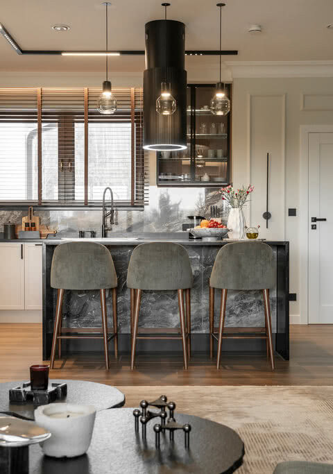 Kuchnia z wyspą z ciemnego granitu