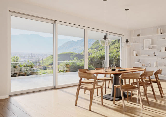 drewniany stół drewniane krzesła, szklane lampy wiszące nad stołem, duże okno tarasowe, białe półki, drewniana podłoga