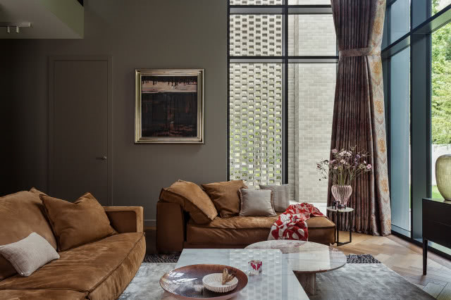 Rude kanapy w szarym salonie