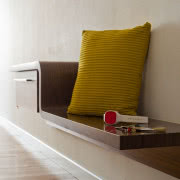 Wygodna sofa w salonie.