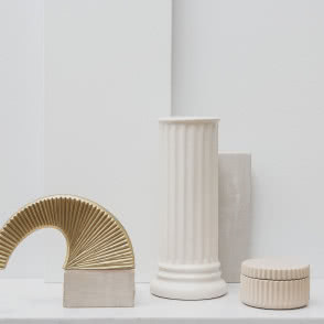 materiały naturalne we wnętrzu - mosiądz i kamień