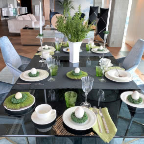 Wielkanocne inspiracje na ZŁOTEJ 44, białe talerzyki, mech na talerzykach mech i jajka, w wazonie bukszpan, świece, filiżanki