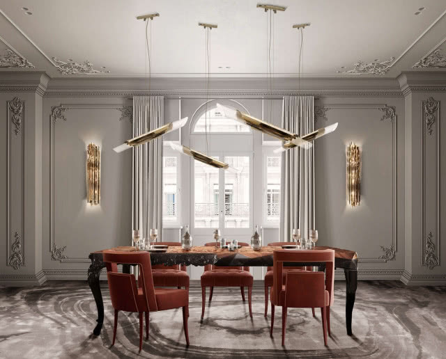 drewniany stół i żyrandol - wnętrze przebogate