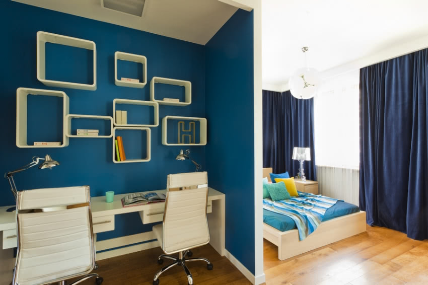 Miejsce prace oddzielone niewielką ścianką od...