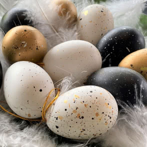 malowane jajka, białe pióra 