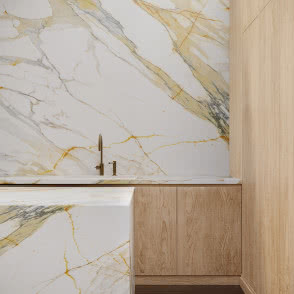 wyspa kuchenna, drewniane fronty kuchenne, miedziana bateria zlewozmywakowa