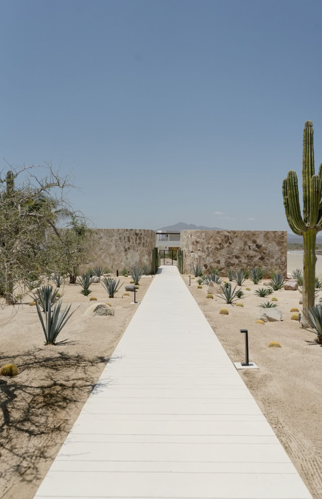 biała droga, na horyzoncie dwa moduły z beżowego kamienia