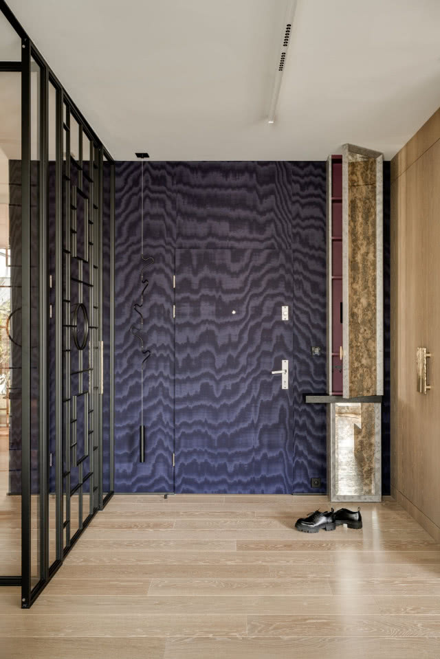 drzwi wejściowe wykończone tapetą materiałową