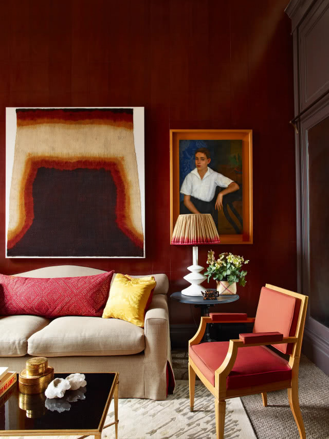 kanapa i fotel na tle obrazów