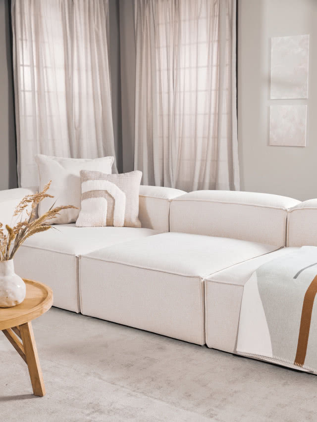 minimalistyczny salon w bieli