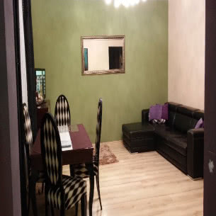 Salon z ceglaną ścianą