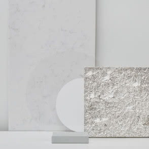 materiały naturalne we wnętrzu - mosiądz i kamień