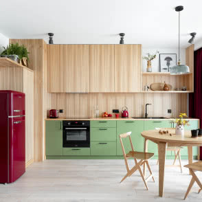 Drewniana kuchnia z zielonymi frontami