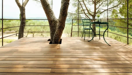 Naturalne drewno na tarasie? Gatunki, które sprawdzą się najlepiej