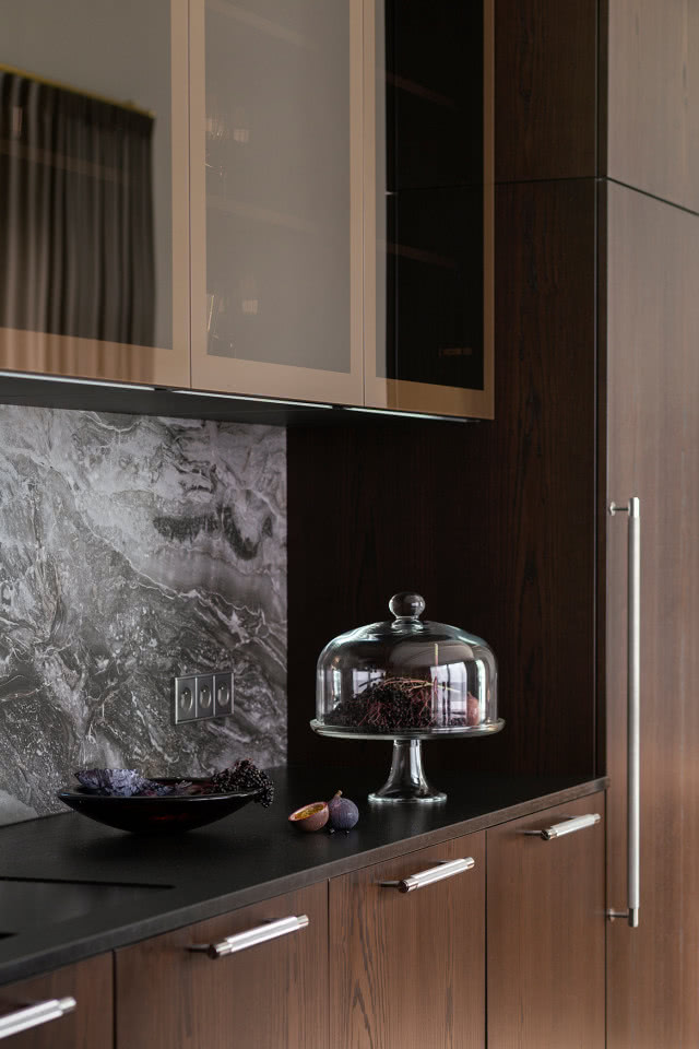 Orzechowa kuchnia z szarym kamieniem