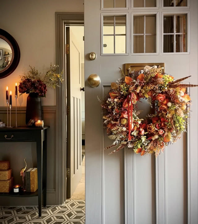 wieniec z suszonych iści na drzwiach