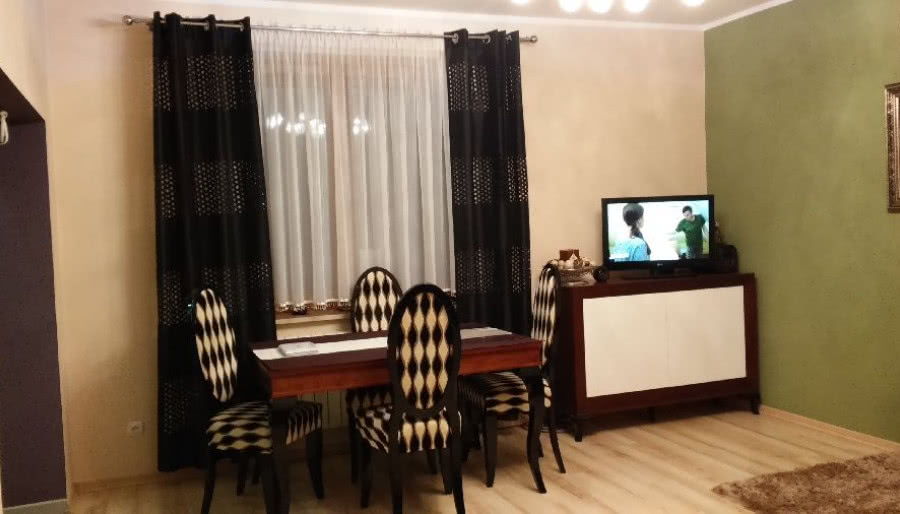 Salon z ceglaną ścianą