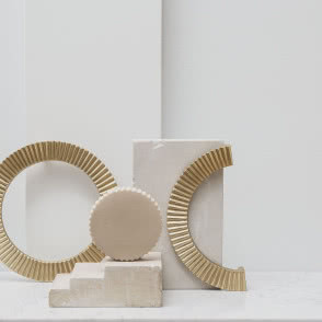 materiały naturalne we wnętrzu - mosiądz i kamień