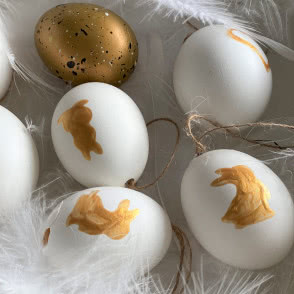 jajka malowane , białe pióra