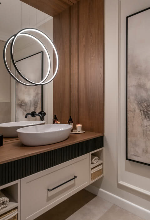 lustro nad umywalką w łazience