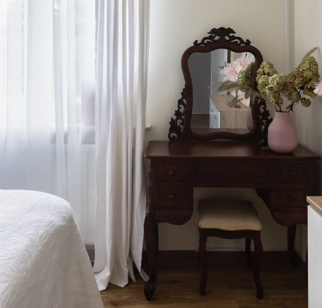 Stara toaletka vintage w sypialni