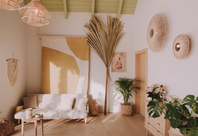 rattanowe dodatki kwiaty, kanapa, stolik kawowy, komoda