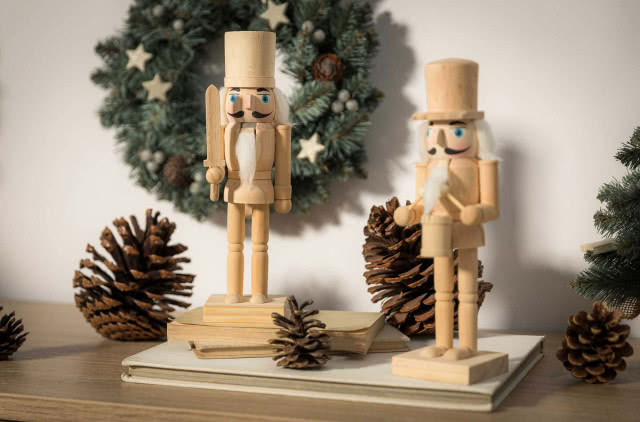 drewniane dziadki do orzechów, szyszki, wieniec bożonarodzeniowy,