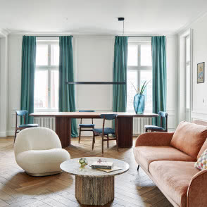 Jasny salon w kamienicy aranżacja