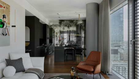 77 metrów kwadratowych w szklanym wieżowcu Cosmopolitan. Zamieszkał tu warszawski singiel!