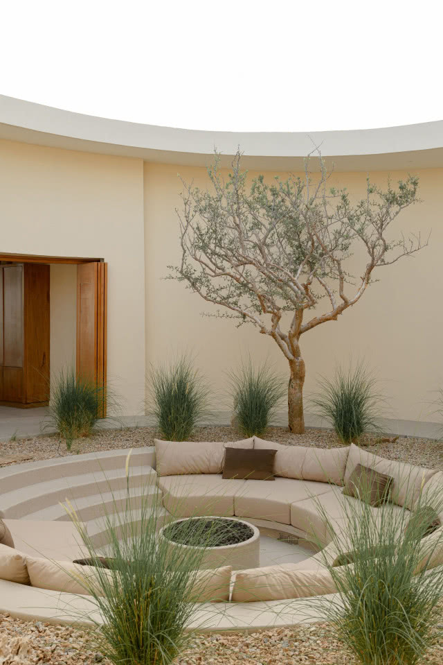 okrągłe patio z kamienną sofą