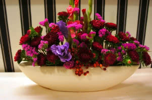 Różowo-fioletowa kompozycja kwiatowa - astry, kalina - Studio Atamaris